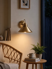 Aplique de pared Aurenza con brazo curvo y forma de globo: lámpara de pared industrial moderna para baño, dormitorio y pasillo.